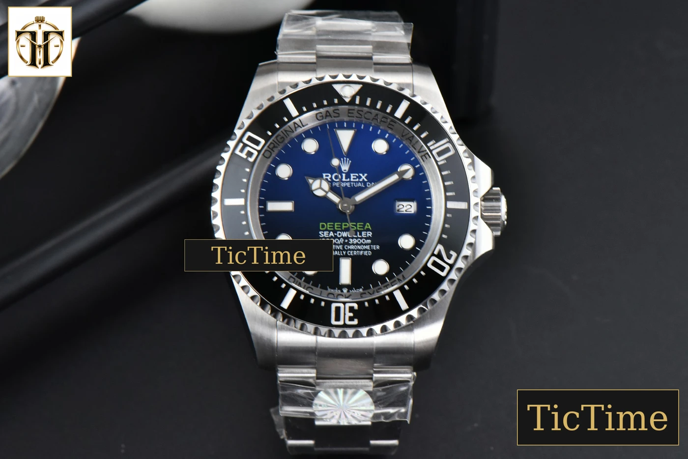 Vista frontal — Sea-Dweller ‘D 126660 44mm ARF Blue’ Blue Gradiant Dial SS Bracelet A2824