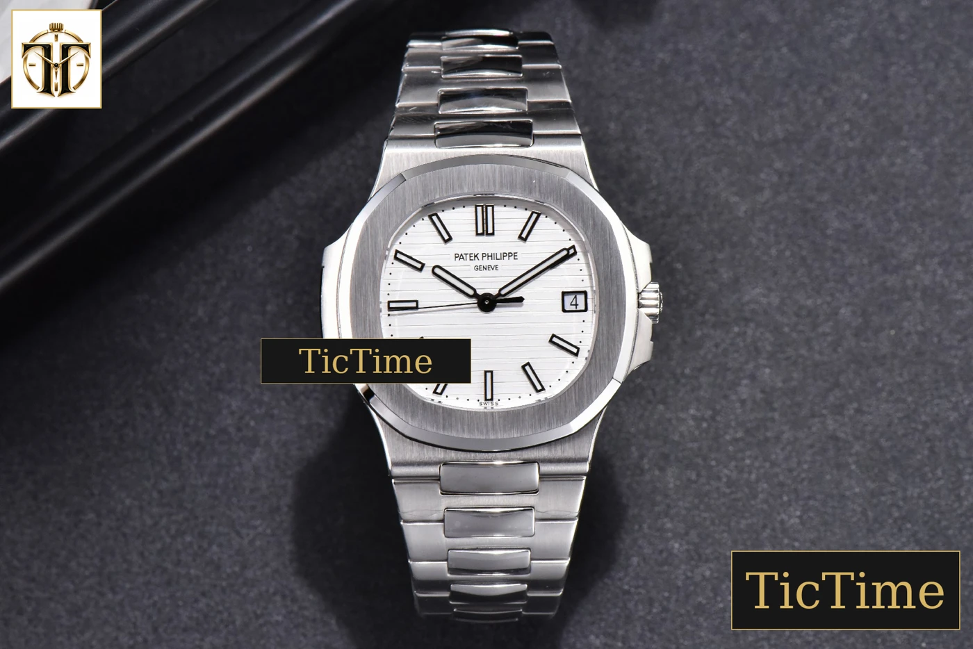 Vista frontal — Nautilus 5711 40mm 3KF White Dial SS Bracelet V3 A324