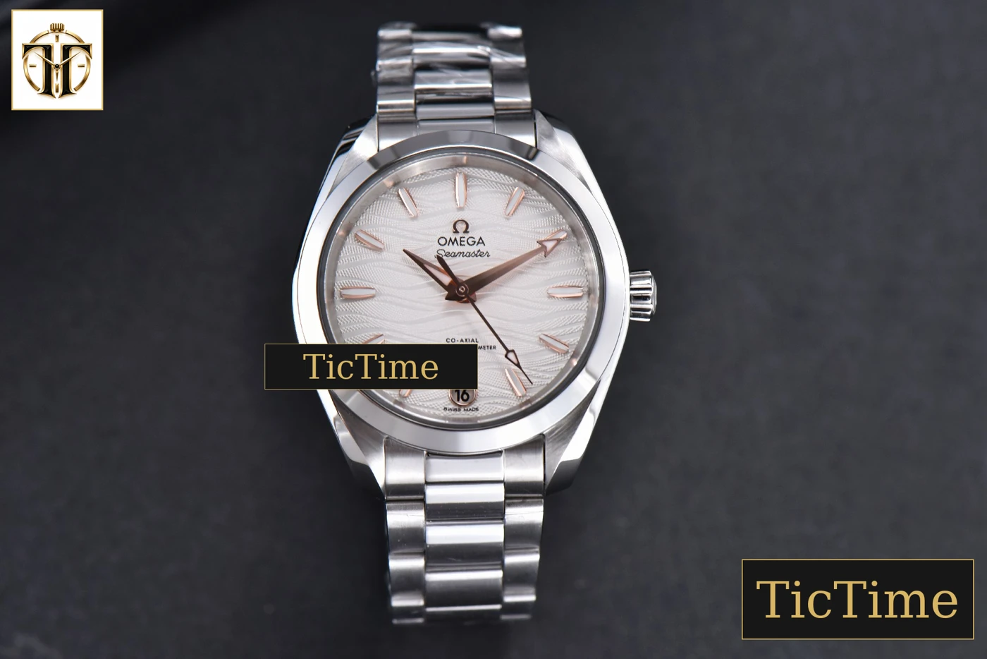 Vista frontal — Aqua Terra 150M Ladies 34mm VSF White Wave Dial RG Marker SS Bracelet A8800