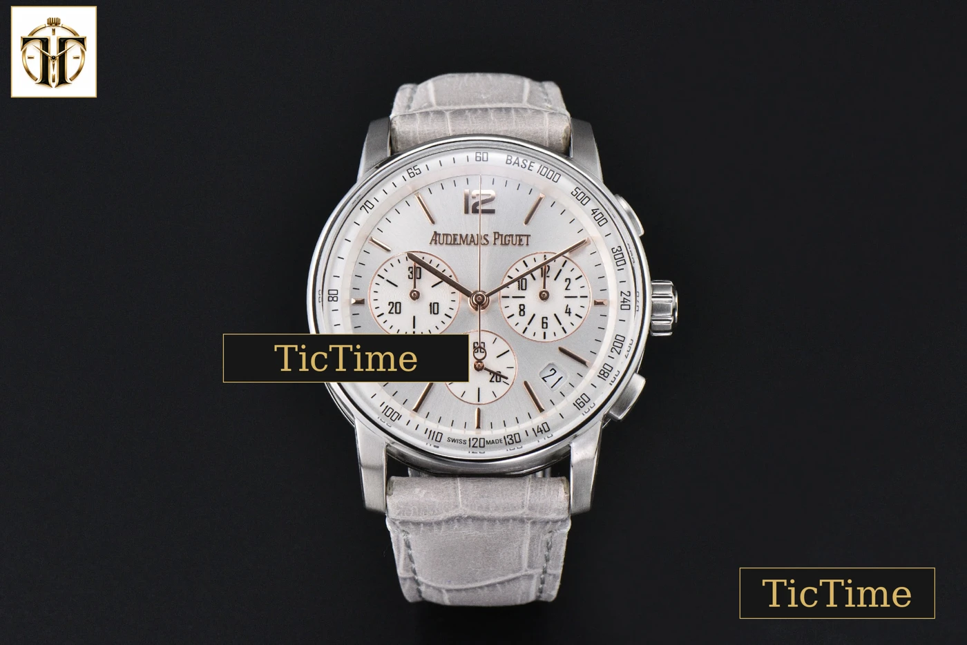 Vista frontal — Code 11.59 Chrono 26393 41mm APSF Silver Dial Gold Hands Gray Leather Strap SA4401
