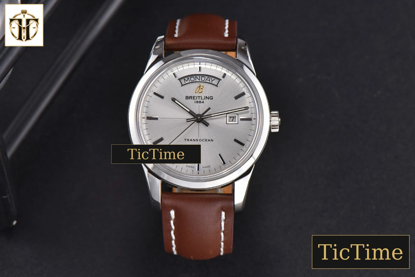 Vista frontal — Transocean Day & Date 43mm V7F Silver Dial Brown Leather Strap CA145