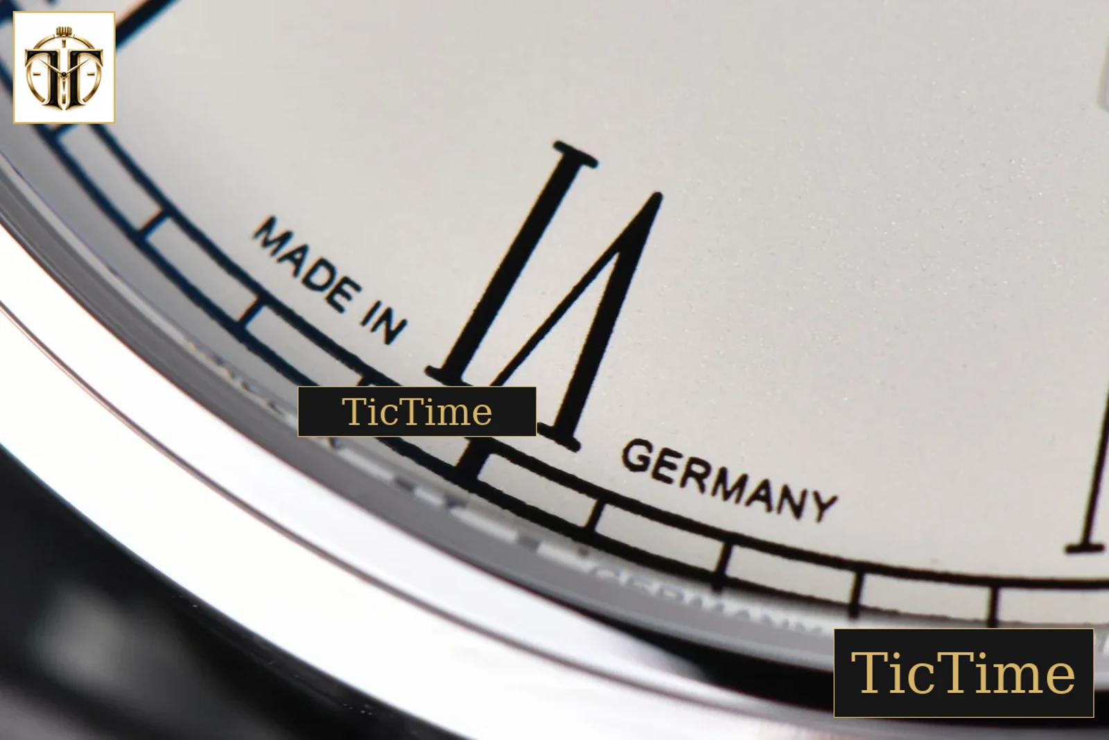 Excellence Panorama Date Moonphase 40mm V9F SS White Dial Black Leather Strap A100 — foto 8