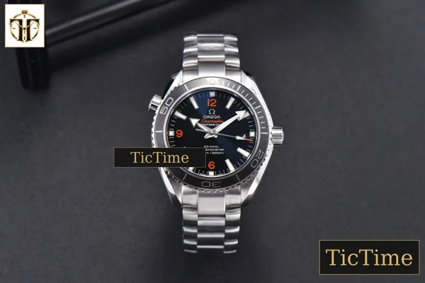 Foto frontal — Planet Ocean 600m 42mm VSF Black Dial Orange Marker SS Bracelet A8500
