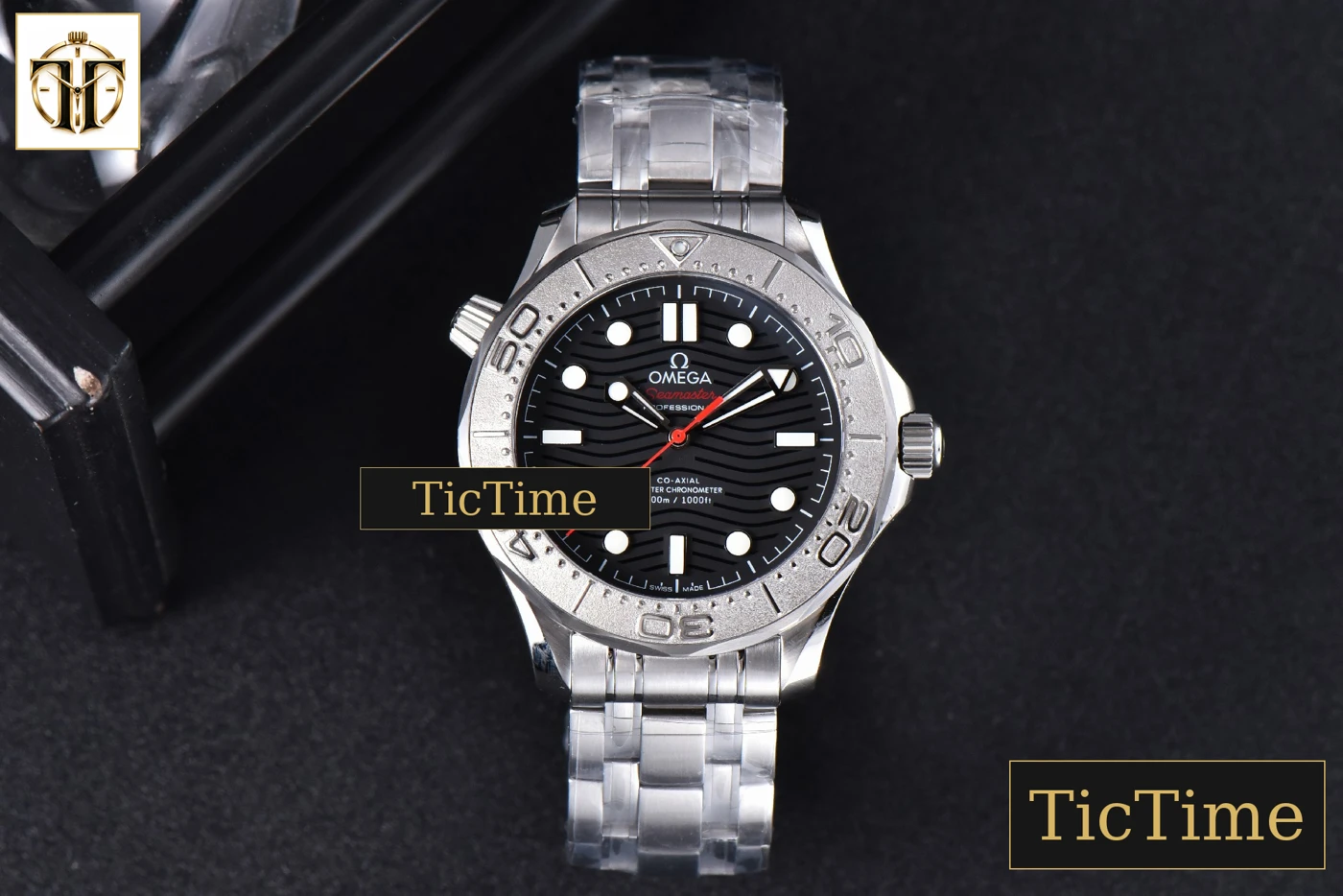 Vista frontal — Seamaster Diver 300M Nekton 42mm VSF Black Dial Black SS Bracelet A8806