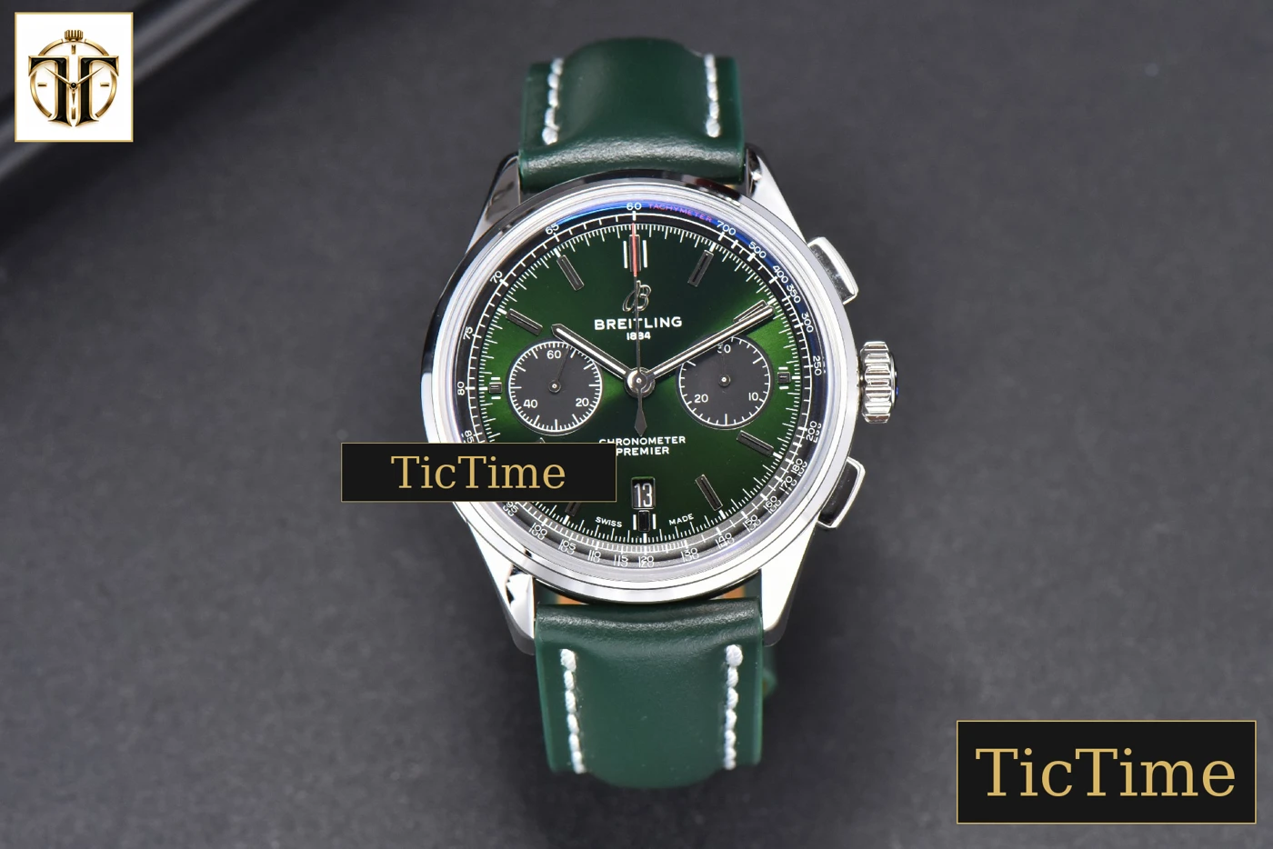 Vista frontal — Premier B01 Chrono 42mm GF Green Dial Green Leather Strap A7750