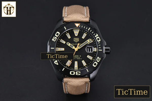 Foto frontal — Aquaracer Calibre 5 43mm OF Ceramic Black Dial Yellow Hand Brown Nylon Strap SW200
