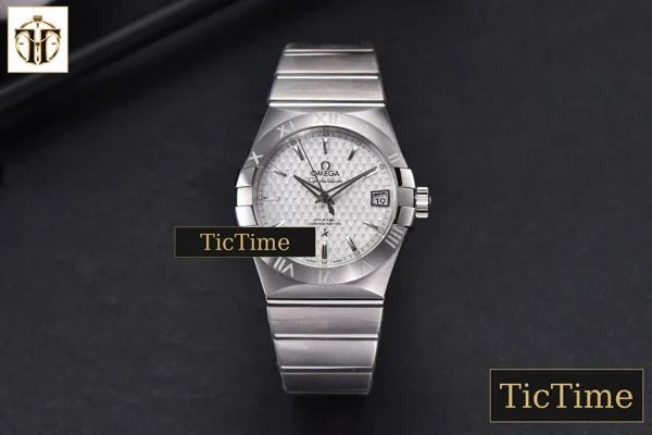 Foto frontal — Constellation 38mm VSF White Textured Dial SS Bracelet A8500