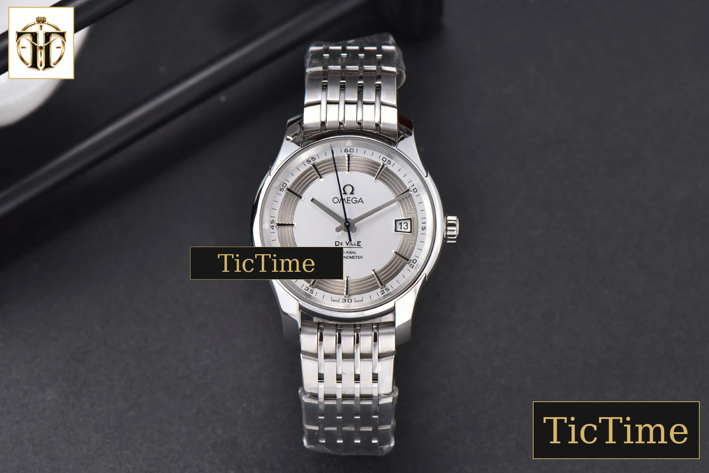 Vista frontal — De Ville Hour Vision 41mm VSF White/Silver Dial SS Bracelet A8500