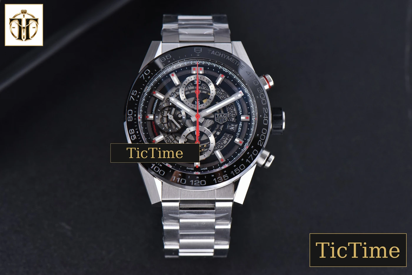 Vista frontal — Calibre Heuer 01 Chrono 45mm XF PVD Skeleton Dial Red Hand SS Bracelet A1887