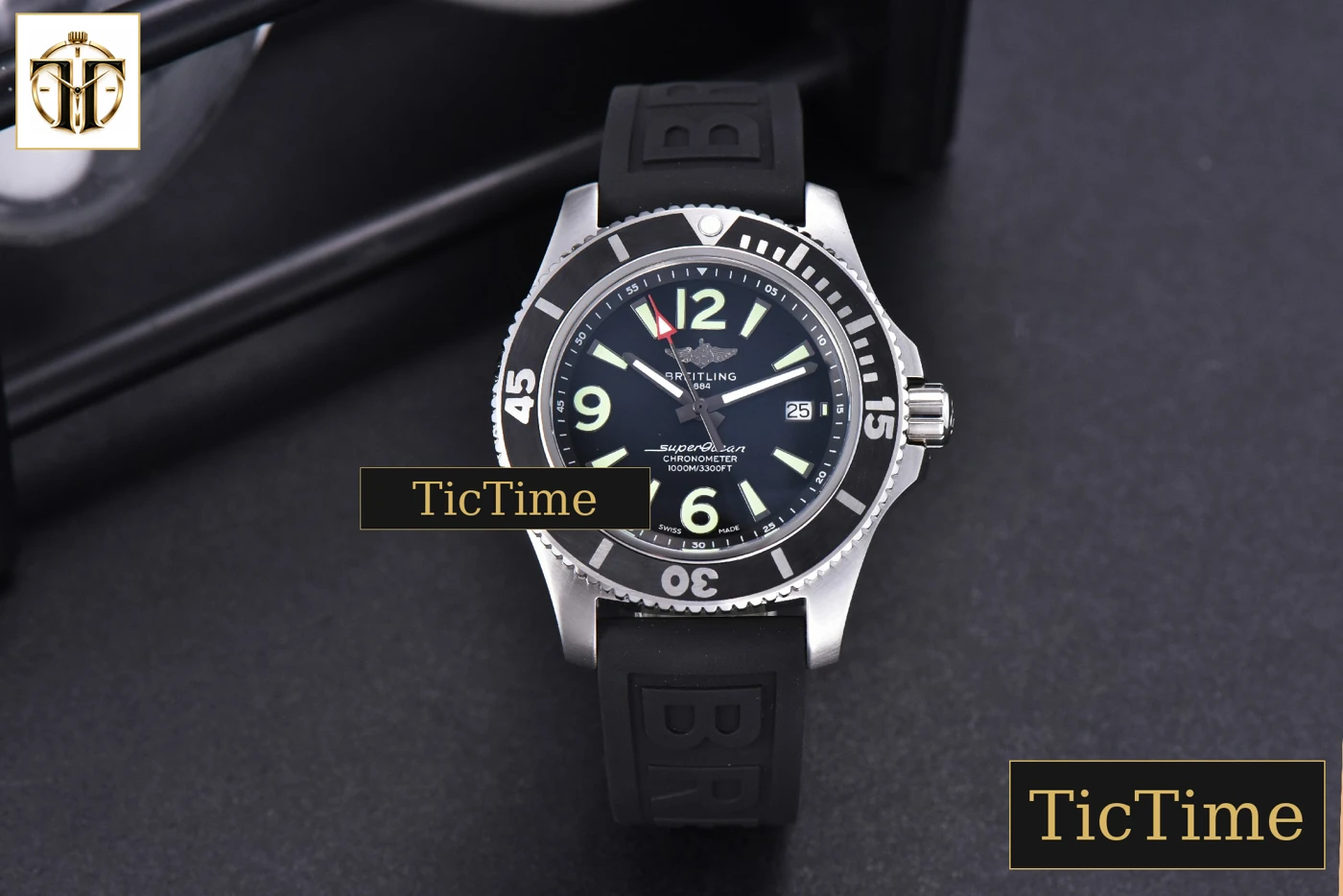 Vista frontal — Superocean Automatic 44mm TF Black Dial Black Rubber Strap A2824