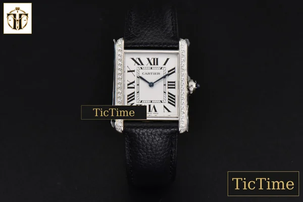 Foto frontal — Tank Must Large 33.7×25.5mm K11F Diamond White Dial Black Litchi Grained Strap Quartz