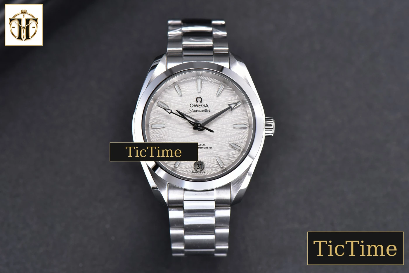Vista frontal — Aqua Terra 150M Ladies 34mm VSF White Wave Dial Silver Marker SS Bracelet A8800