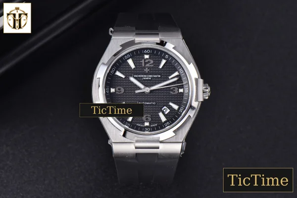 Foto frontal — Overseas 47040 42mm MKF Black Textured Dial Rubber Strap 9015