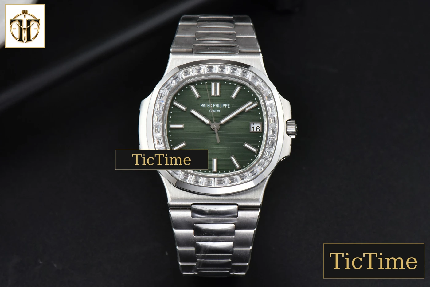 Vista frontal — Nautilus 5711 40mm 3KF Diamond Bezel Green Dial SS Bracelet A324SC