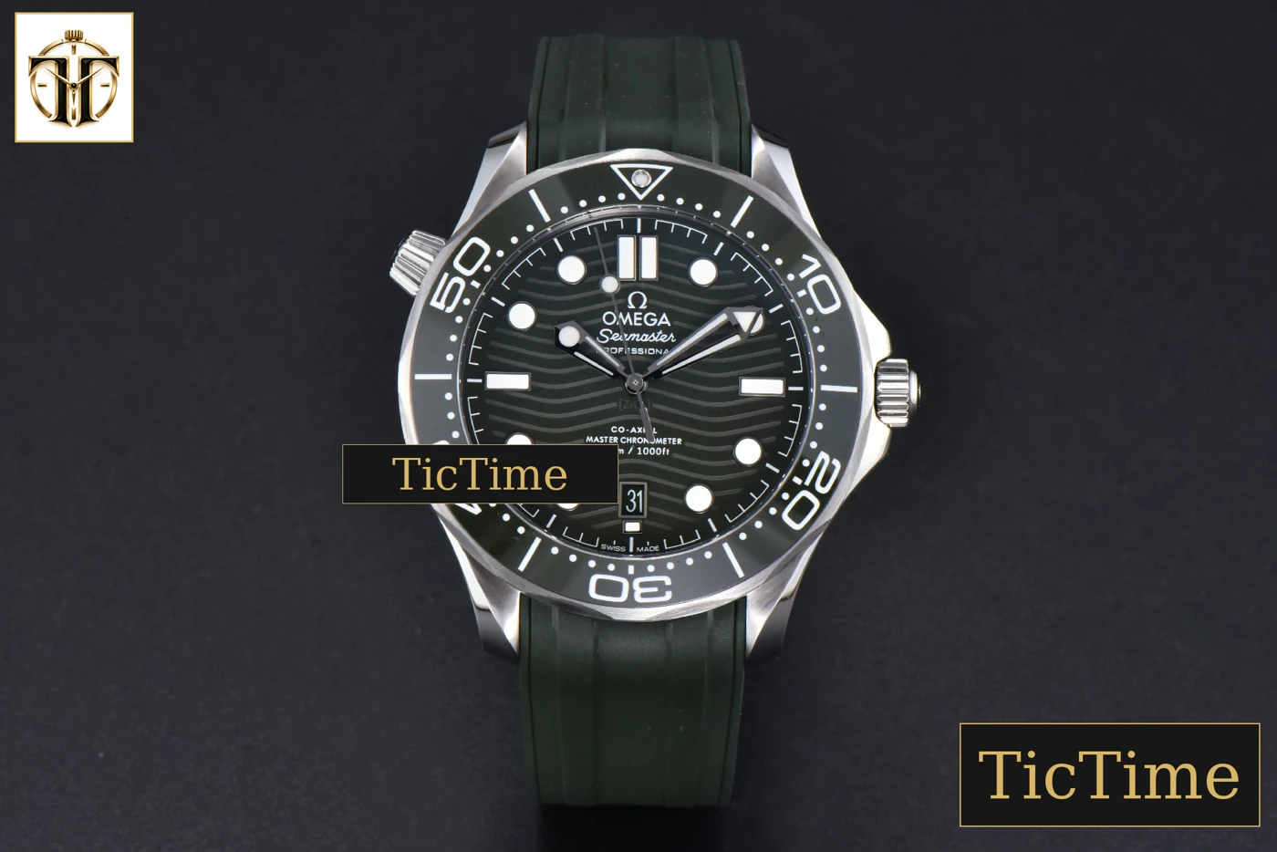 Vista frontal — Seamaster Diver 300M 42mm ZF Green Ceramic Green Dial Green Rubber Strap A8800