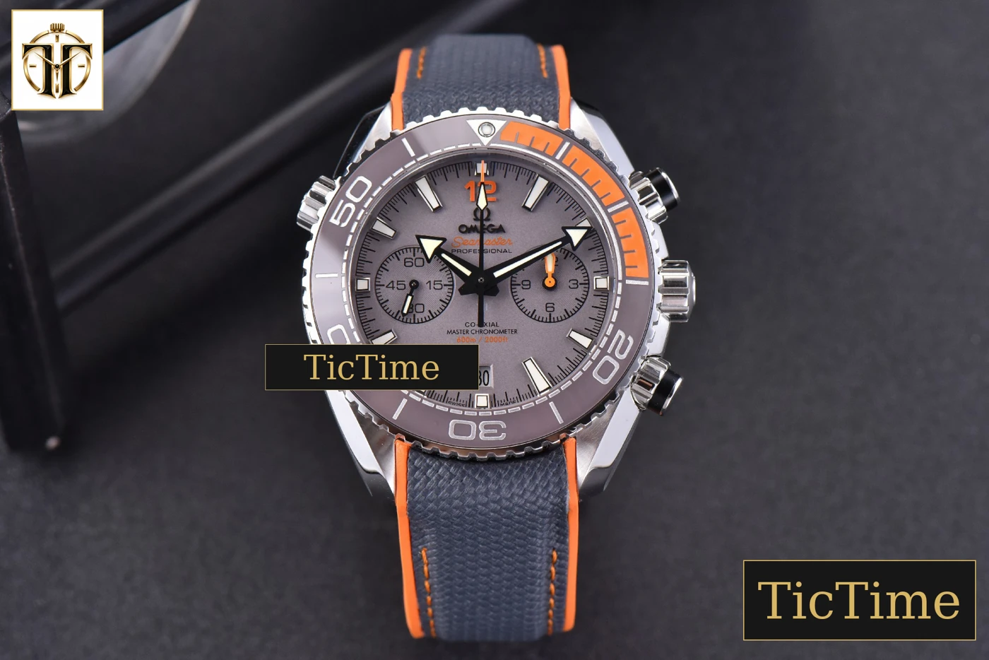 Vista frontal — Planet Ocean Chrono 45.5mm OMF Gray Dial Orange/Black Rubber Strap A9900