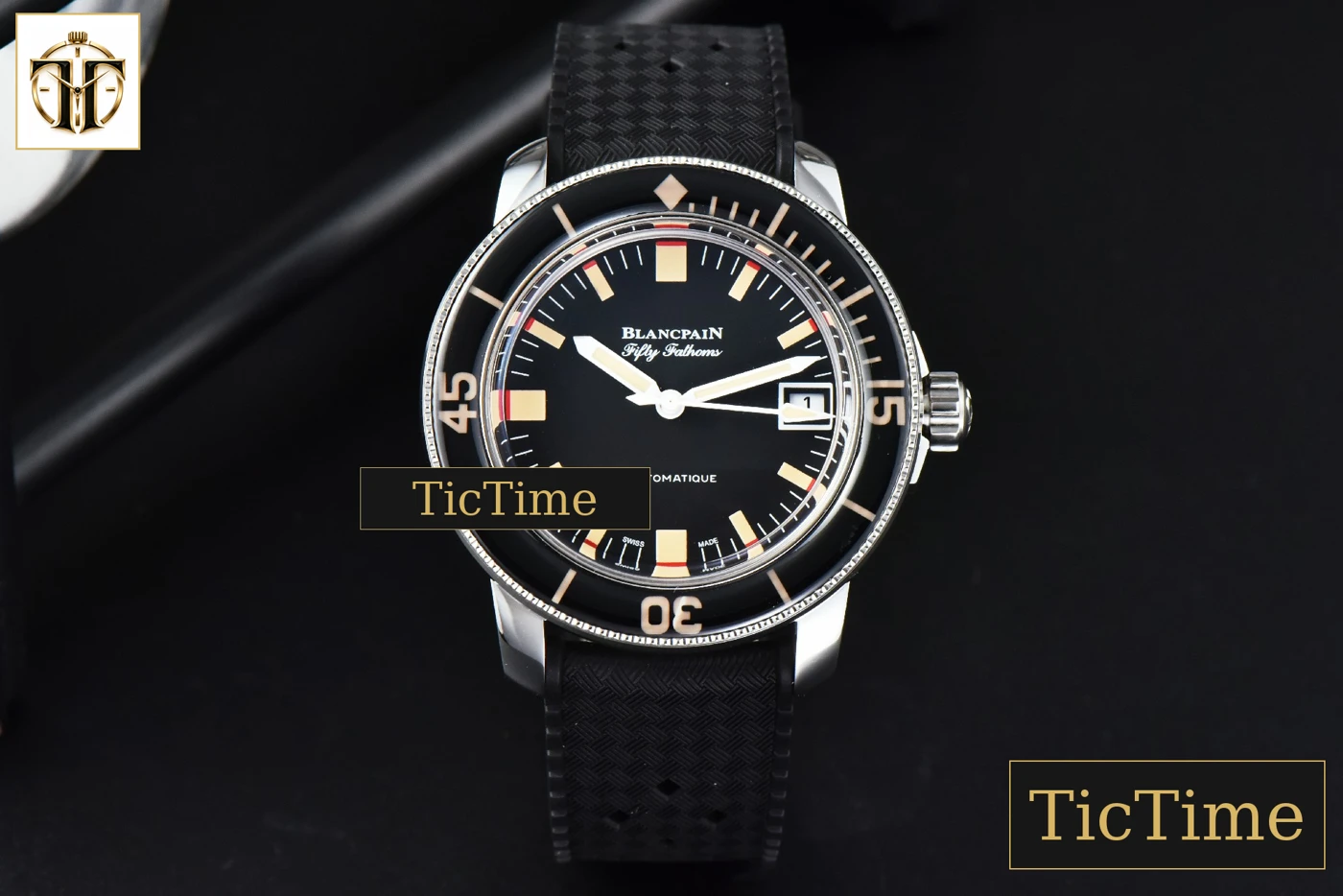 Vista frontal — Fifty Fathoms Barakuda 5008B 40mm GSF Black Dial Black Rubber Strap A1151