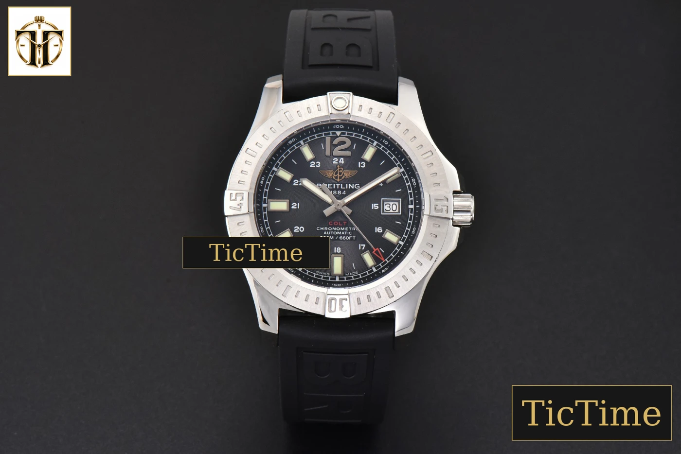 Vista frontal — Avenger Automatic 43mm TF Black Dial Black Nylon Strap A2824