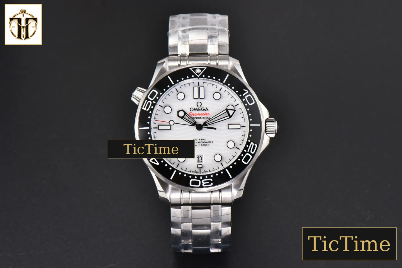 Vista frontal — Seamaster Diver 300M 42mm ZF Black Ceramic White Dial SS Bracelet A8800