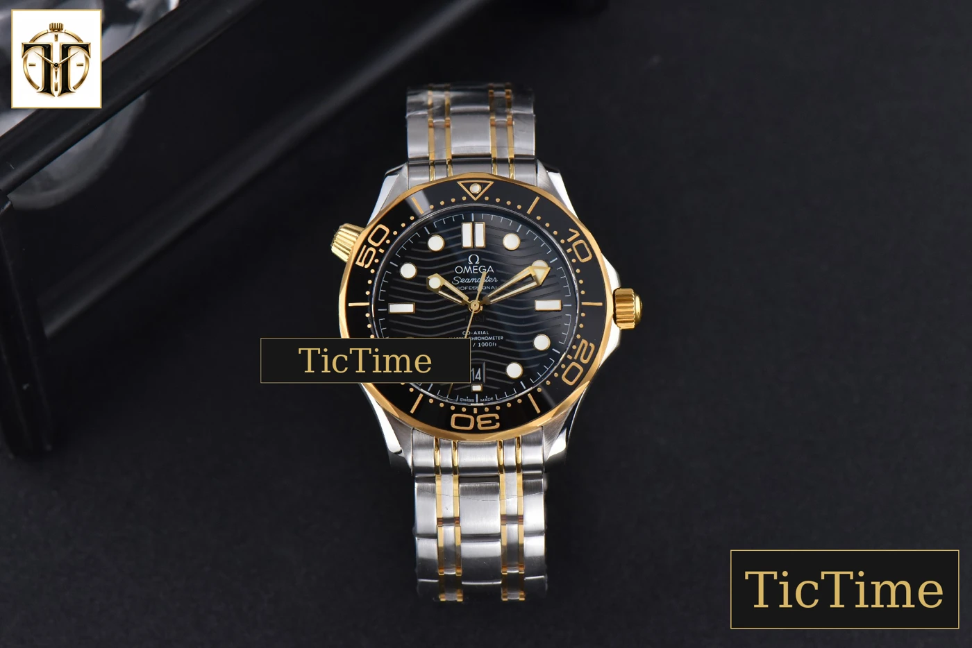 Vista frontal — Seamaster Diver 42mm VSF YG/SS 300M Black Dial YG/SS Bracelet A8800