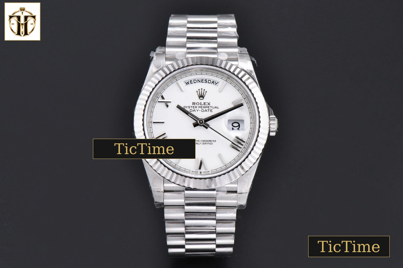 Vista frontal — DayDate Weighted 40mm VSF White Dial Roman Marker President Bracelet DD3255