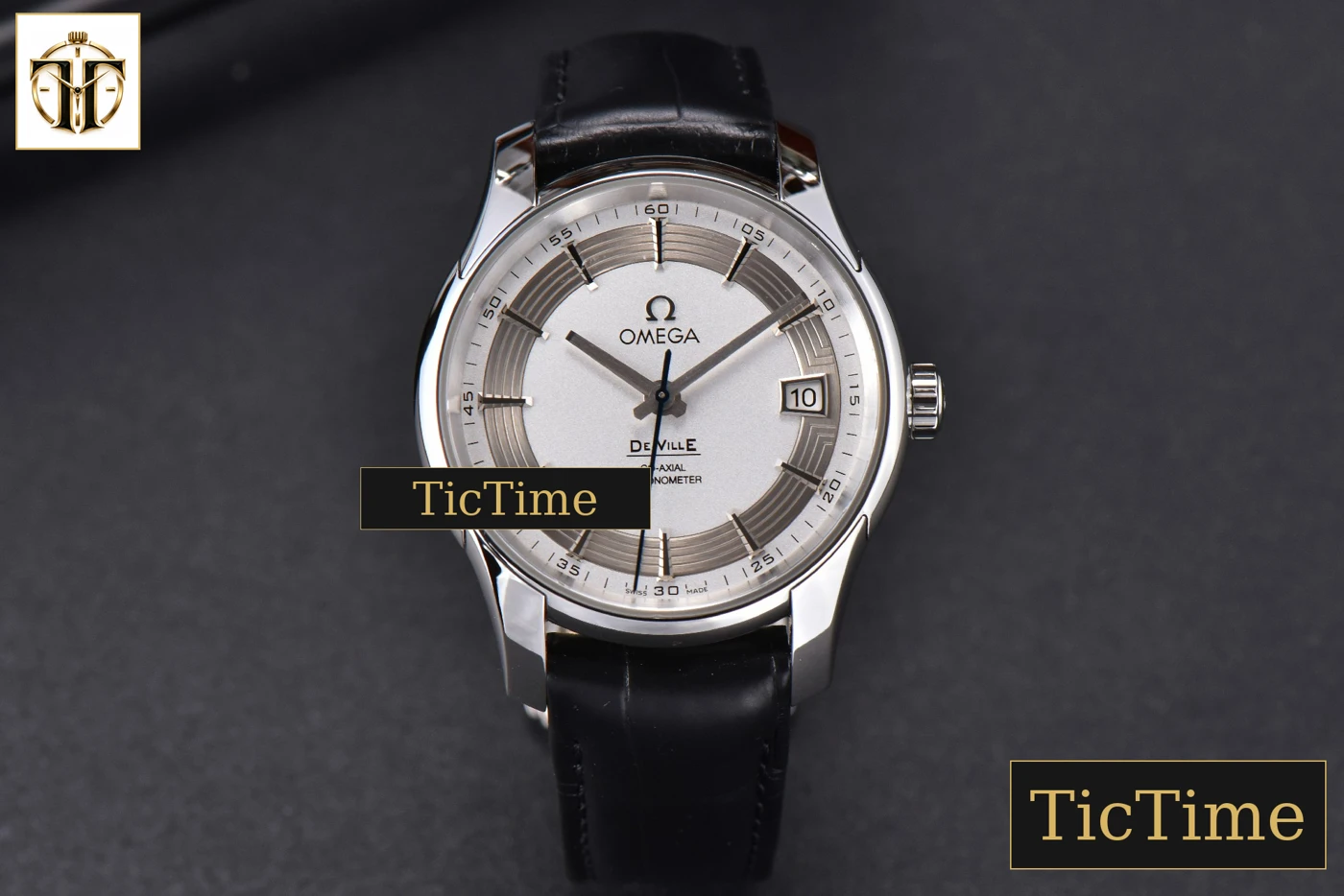 Vista frontal — De Ville Hour Vision 41mm VSF White/Silver Dial Black Croco Strap A8500