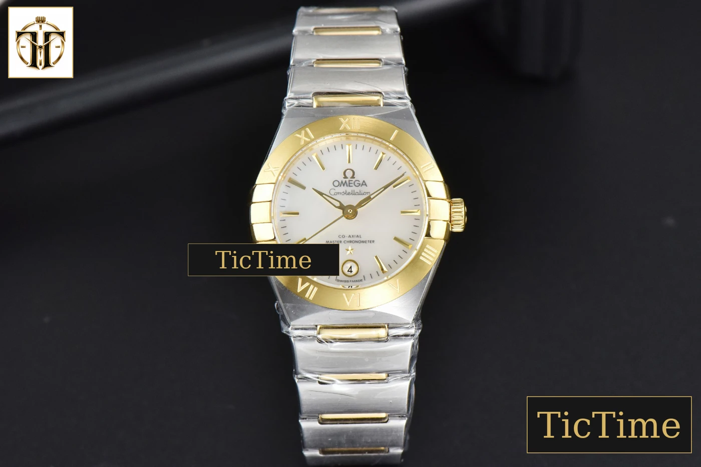 Vista frontal — Constellation 29mm TWSF YG MOP Dial YG/SS Bracelet A8700