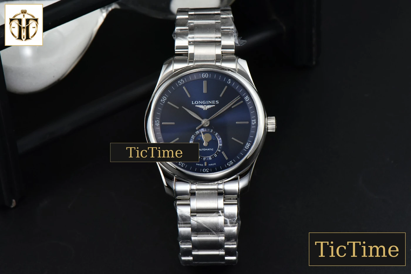 Vista frontal — Master Moonphase 40mm GF Blue Dial Stick Marker SS Bracelet A899