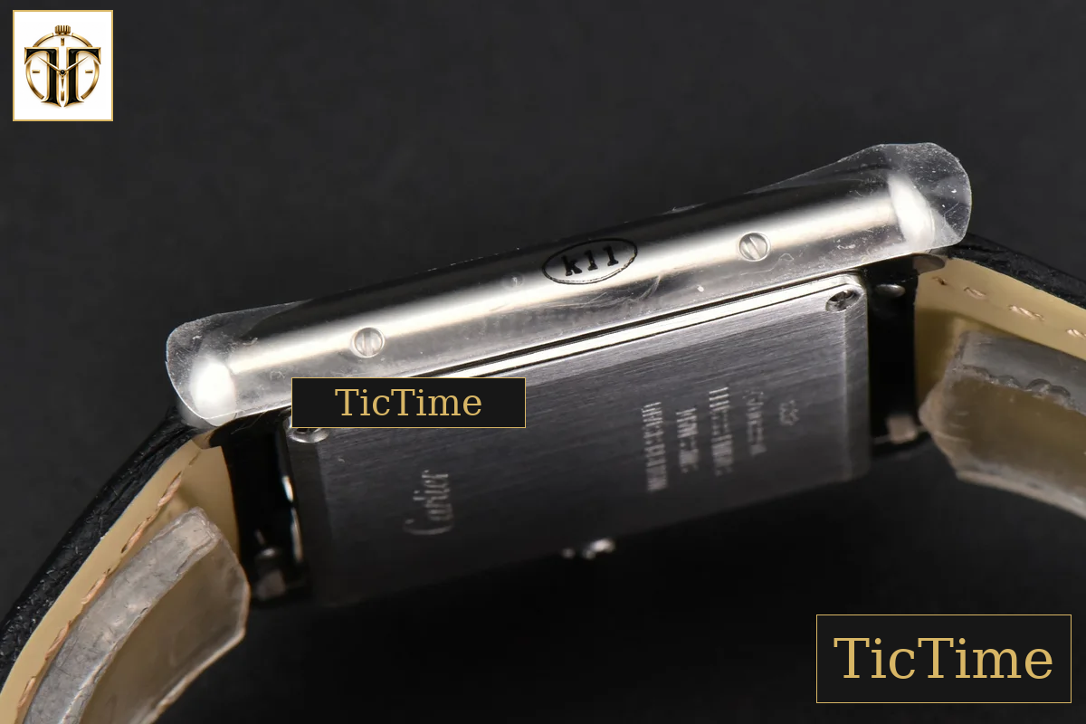Tank Must Large 33.7×25.5mm K11F White Dial Black Litchi Grained Strap Quartz — foto 12
