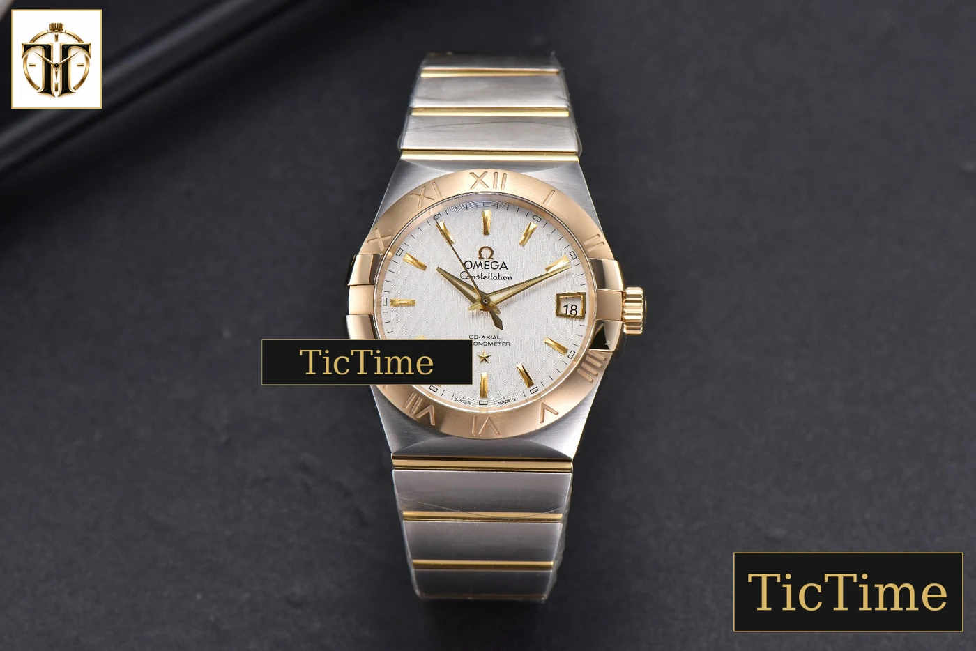 Vista frontal — Constellation 38mm VSF YG/SS White Textured Dial YG/SS Bracelet A8500