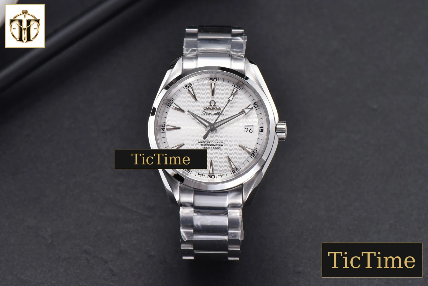 Vista frontal — Aqua Terra 150M 41mm VSF White Wave Dial Silver Markers SS Bracelet A8500