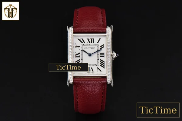 Foto frontal — Tank Must Large 33.7×25.5mm K11F Diamond White Dial Red Litchi Grained Strap Quartz