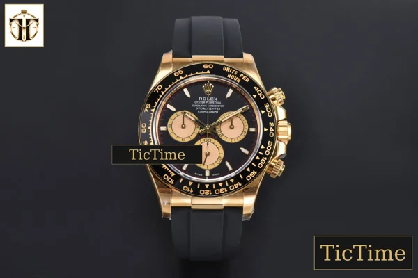 Foto frontal — Daytona Oyster Cosmograph 126518 40mm Clean Factory YG Black Dial YG Subdial Black Oysterflex Strap DD431