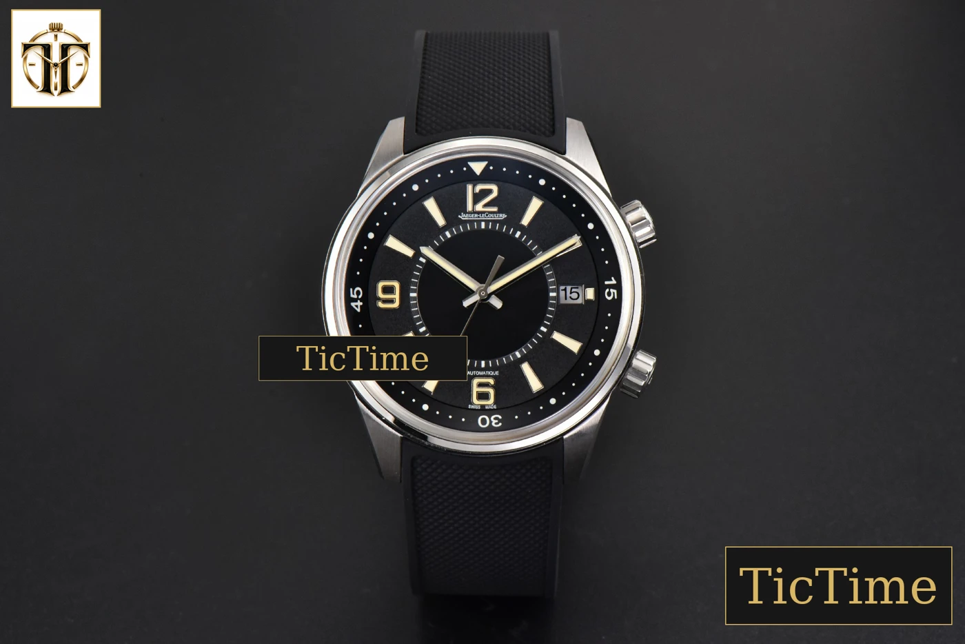 Vista frontal — Polaris Geographic 42mm JQKF Black Dial Black Rubber Strap A2824