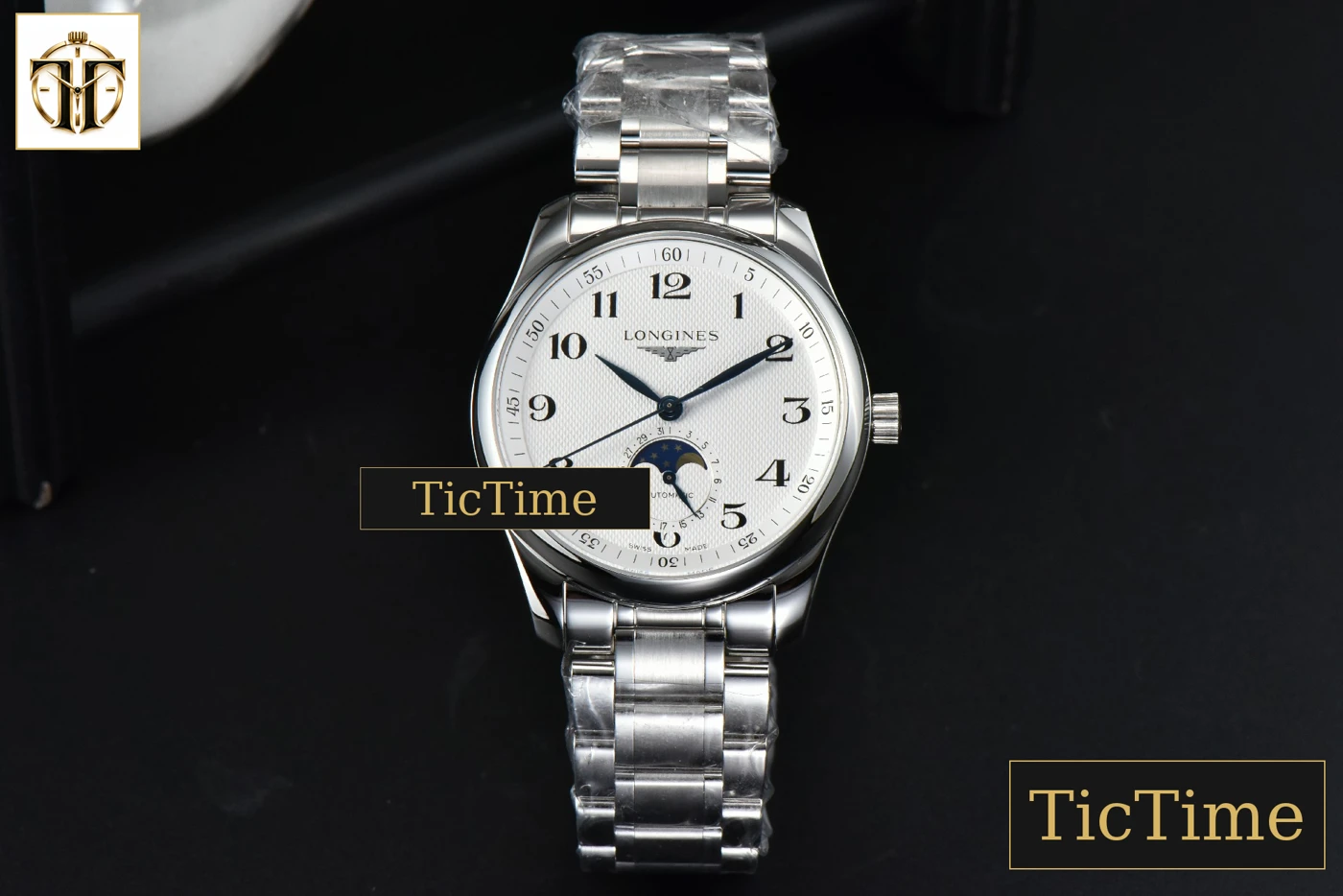 Vista frontal — Master Moonphase 40mm GF White Dial SS Bracelet A899
