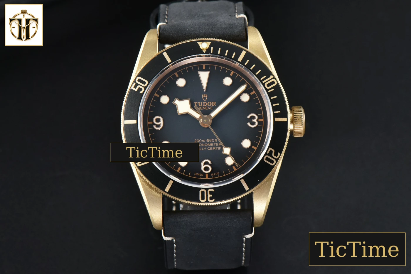 Vista frontal — Heritage Black Bay 43mm XF Bronze Gray RG Black Dial Leather Strap V3 A5612