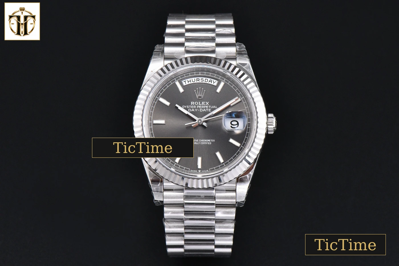 Vista frontal — DayDate Weighted 40mm VSF Gray Dial Lume Marker President Bracelet DD3255