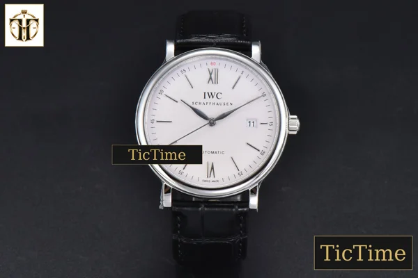 Foto frontal — Portofino 40mm V7F White Dial Red Index Black Leather Strap A2892