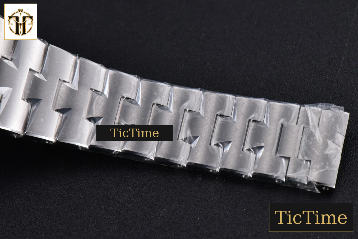 Overseas 47040 42mm MKF White Textured Dial SS Bracelet 9015 — foto 22