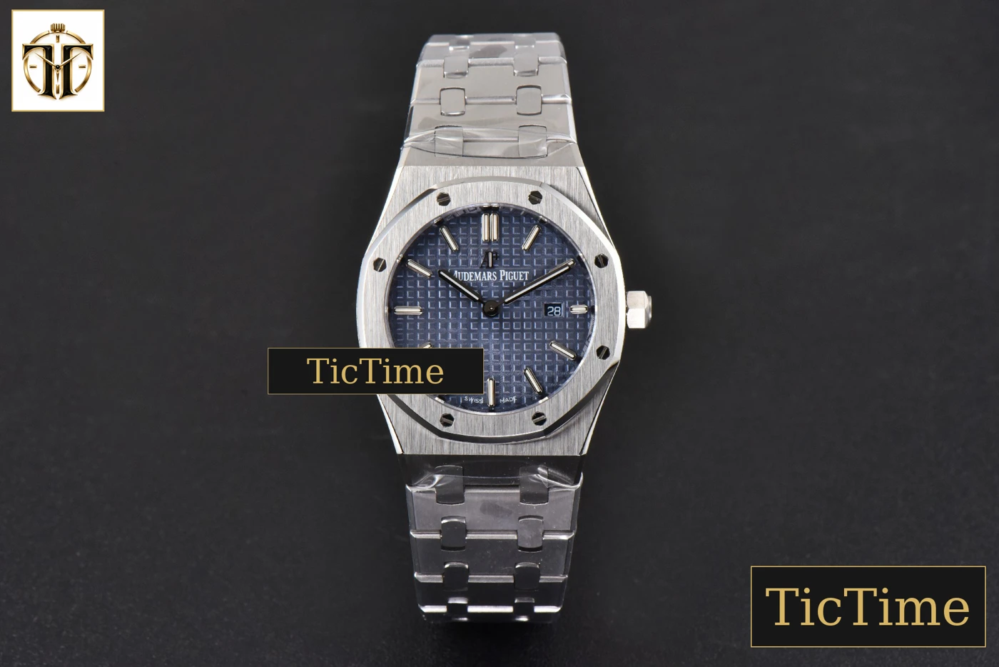 Vista frontal — Royal Oak Ladies 33mm 8F Blue Dial SS Bracelet Swiss Quartz