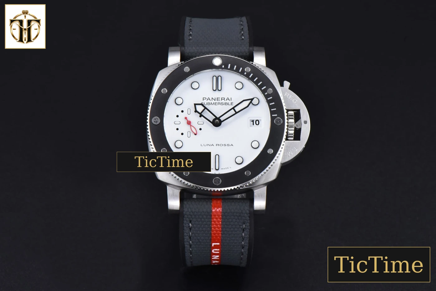 Vista frontal — Submersible Luna Rossa PAM1579 42mm VSF White Dial Gummy Strap P900