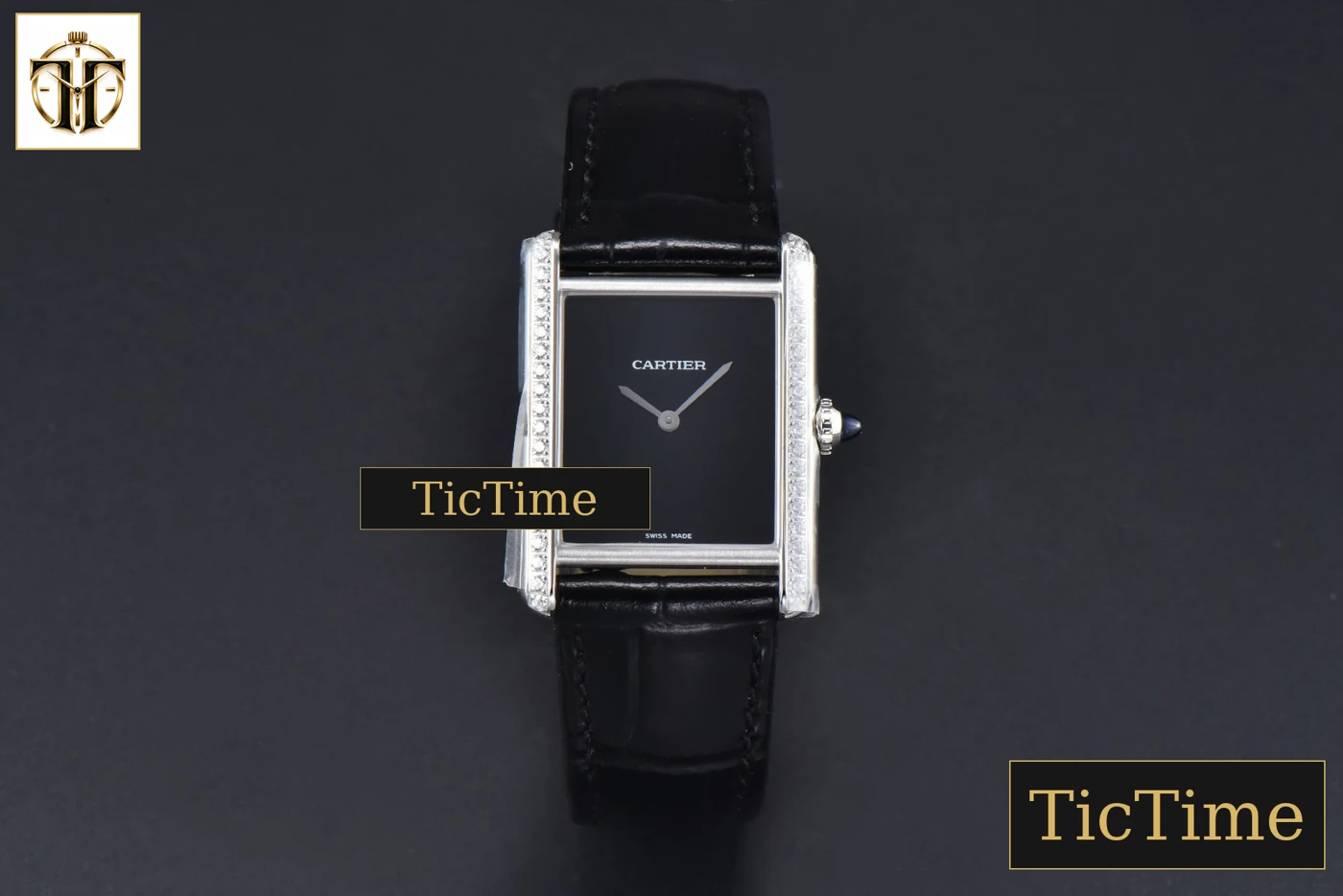 Vista frontal — Tank Must Large 33.7×25.5mm K11F Diamond Bezel Black Dial Black Leather Strap Quartz