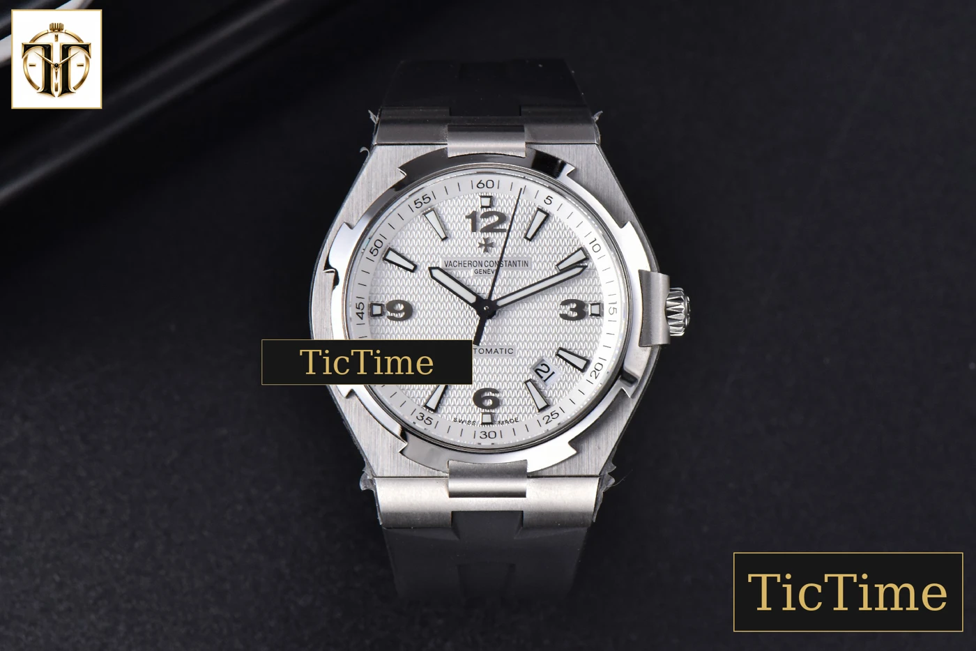 Vista frontal — Overseas 47040 42mm MKF White Textured Dial Rubber Strap 9015