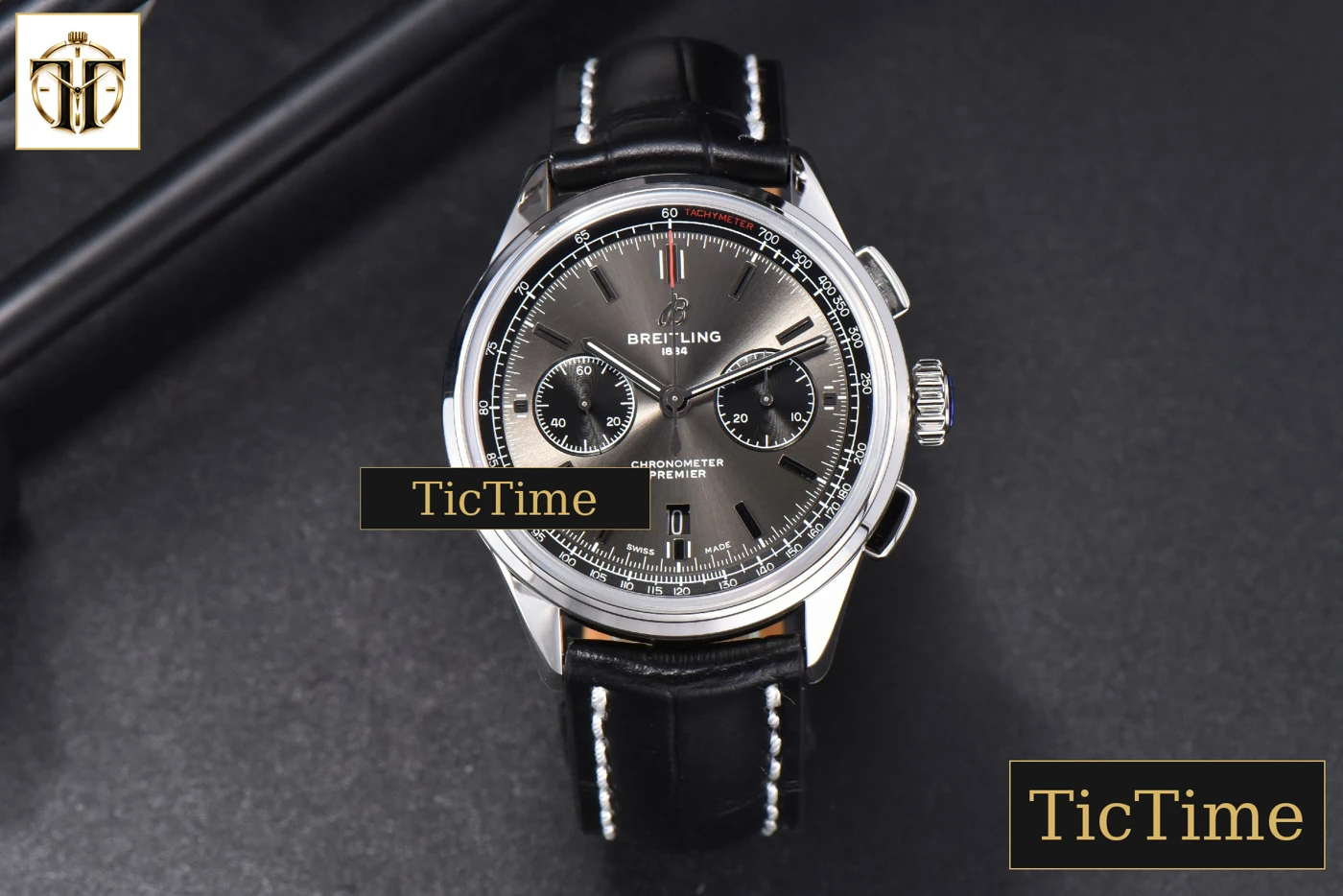 Vista frontal — Premier B01 Chrono 42mm GF Gray Dial Black Leather Strap A7750