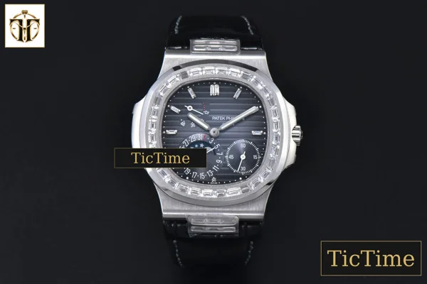 Foto frontal — Nautilus 5712 40mm PPF Gray Diamond Bezel Blue Dial Diamond Marker Moonphase Black Leather Strap V3 A240