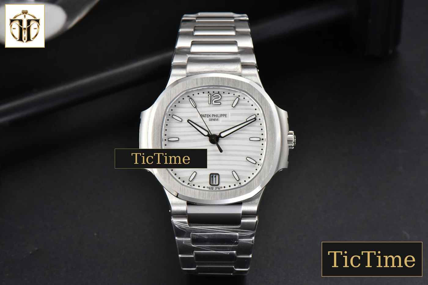 Vista frontal — Nautilus Ladies 7118 35mm 3KF White Dial SS Bracelet A324