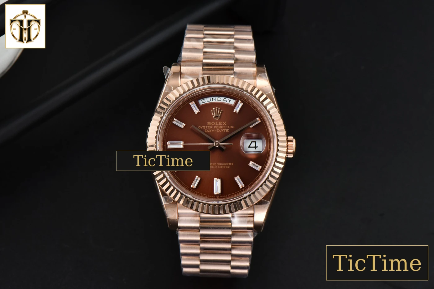Vista frontal — DayDate 40mm BPF RG Brown Dial Diamond Marker RG Bracelet A2836