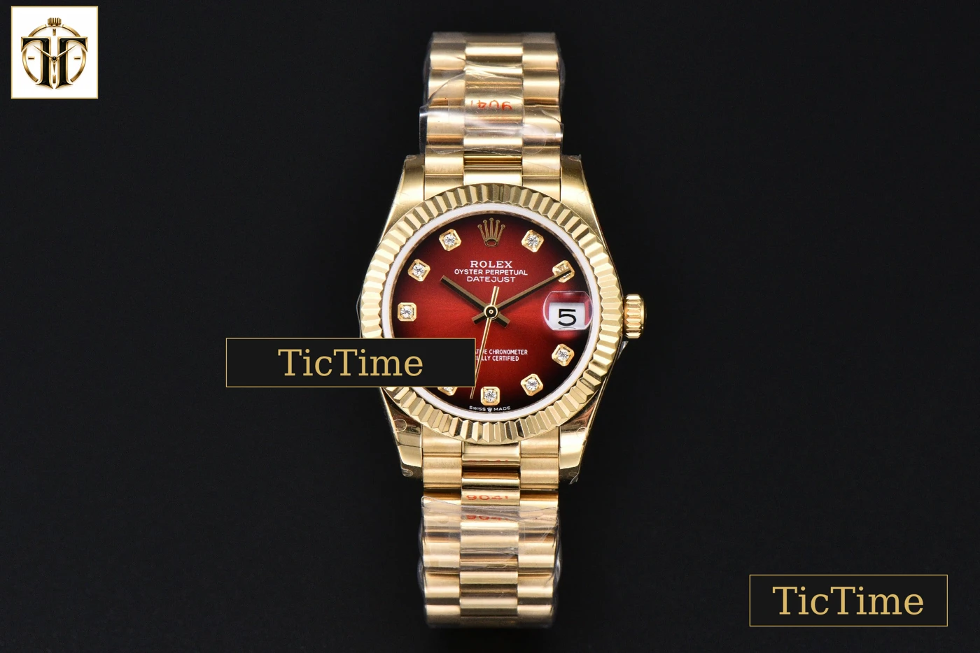 Vista frontal — DateJust 31mm GMF YG Fluted Bezel Red Dial Diamond Marker President Bracelet A2824