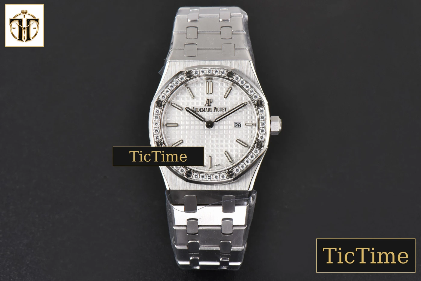 Vista frontal — Royal Oak Ladies 33mm 8F Diamond White Dial SS Bracelet Swiss Quartz