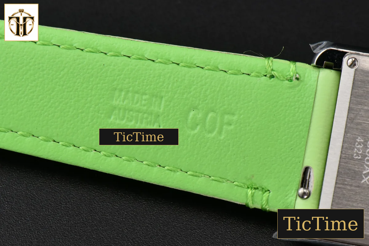 Tank Must Large 33.7×25.5mm K11F White Dial Green Smooth Calf Strap Quartz — foto 26